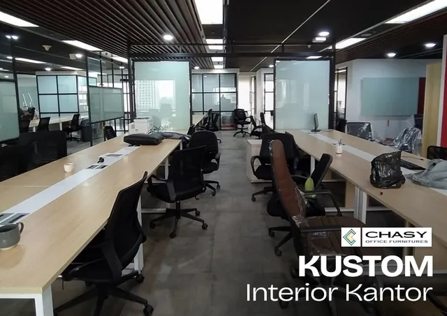 Ruang kerja terbuka dengan meja panjang, kursi kerja hitam, dan partisi kaca, karya Chasy Office Furniture