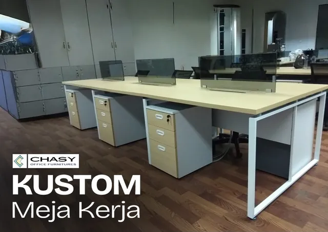 Meja kerja berkelompok dengan sekat dan laci mobile berkunci, karya Chasy Office Furniture