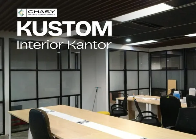 Partisi kaca berangka hitam dan meja kerja di kantor, karya Chasy Office Furniture