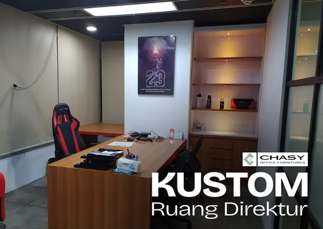 Ruang direktur dengan meja kayu dan lemari rak berlampu, karya Chasy Office Furniture