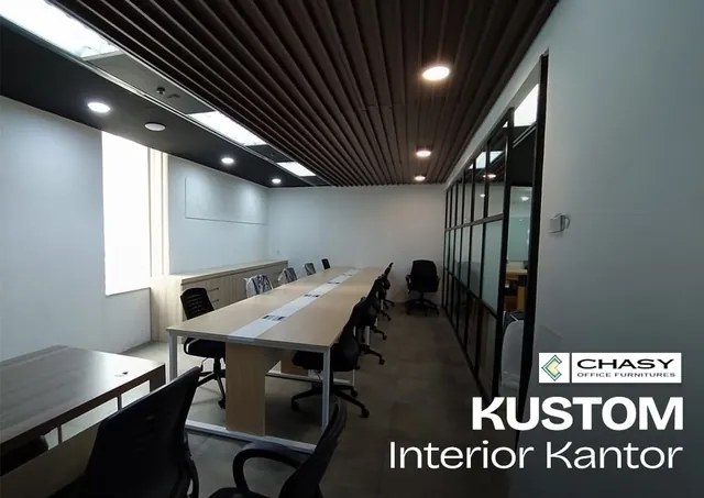 Ruang kerja dengan meja panjang, plafon kayu, dan partisi kaca, karya Chasy Office Furniture